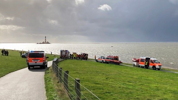 Mehrere Rettungswagen sind am Deich bei St. Peter-Ording zu sehen. © Nils Strauch, DLRG Foto: Nils Strauch, DLRG