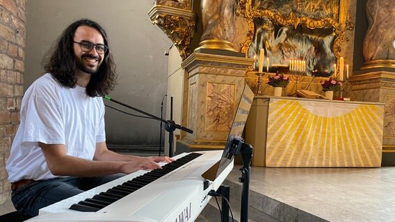 Patrick Zindorf spielt für die Hochzeitsgäste in der Kirche Flensburg am Klavier © NDR Foto: Lisa Knittel