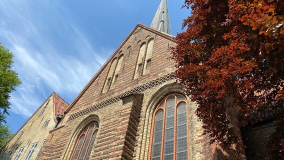 Außenansicht der Flensburger Kirche bei Sonnenschein © NDR Foto: Lisa Knittel