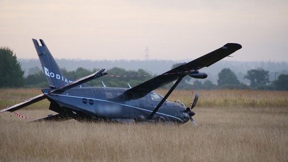 Verunfalltes Sportflugzeug in Schatholm nahe des Flugplatzes © Danfoto Foto: Daniel Friederichs