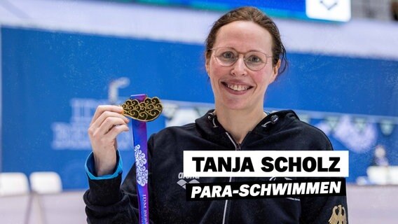 Tanja Scholz, Paraschwimmerin, hält eine Medaille in die Kamera. © IMAGO / camera4+ Foto: IMAGO / camera4+