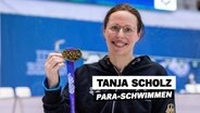 Tanja Scholz, Paraschwimmerin, hält eine Medaille in die Kamera. © IMAGO / camera4+ Foto: IMAGO / camera4+