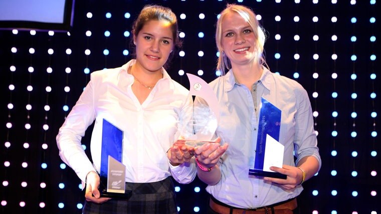 Die Ruderinnen Frieda Hämmerling und Annemieke Schanze präsentieren ihren Preis.