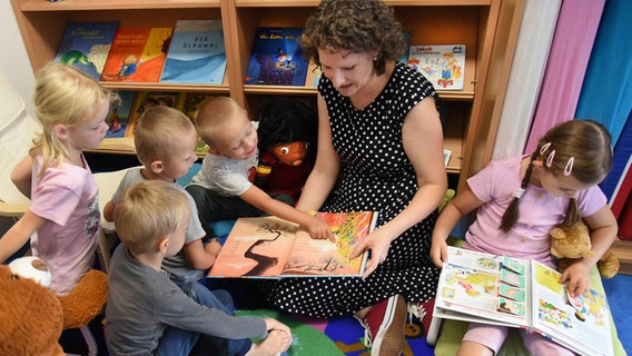 Kinder um eine Kinderbetreuerin © Picture Alliance Foto: Waltraud Grubitzsch