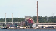 Das Kraftwerk in Kiel wird gesprengt. © NDR 