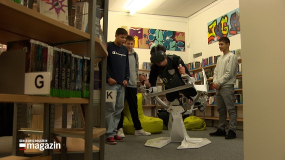 Jugendliche testen ein VR-System in der Stadtbibliothek Lauenburg. © NDR 