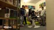Jugendliche testen ein VR-System in der Stadtbibliothek Lauenburg. © NDR 
