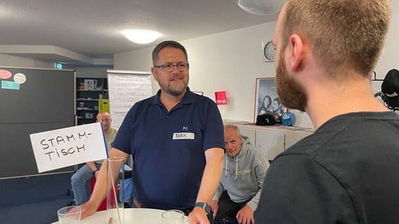 Zwei Personen an einem Stehtisch © NDR Foto: NDR Screenshot