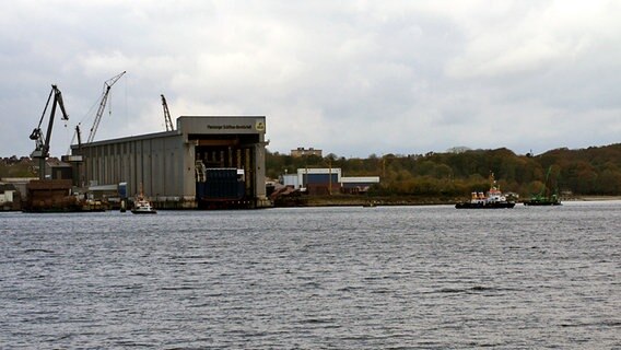 Zwei Schlepper kreuzen vor der der Werft der Flensburger Schiffbau Gesellschaft und warten darauf die neue Fähre © NDR Foto: Jörg Jacobsen