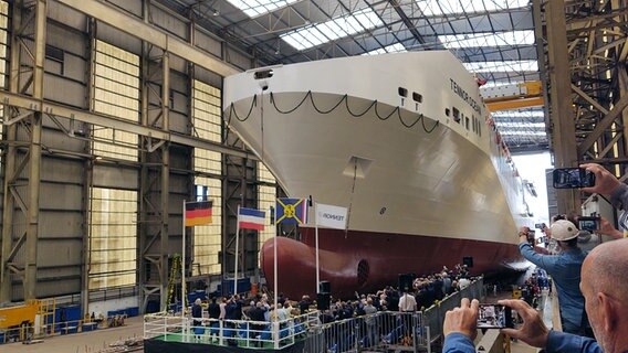 Fähre Tennor Ocean läuft in der Flensburger Werft FSG vom Stappel. © NDR Foto: Peer-Axel Kroeske