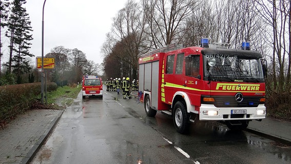 Die Feuerwehr ist gegen eine Überschwemmung in Kattendorf im Einsatz. © NDR Foto: Daniel Friederichs