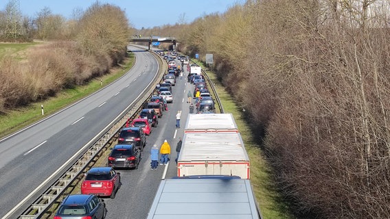 Fahrzeuge stauen sich auf einer Autobahn.  Foto: Arne Jappe