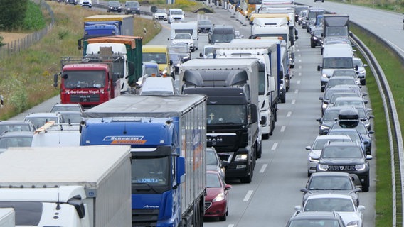 Stau auf der A7 © NDR Foto: Daniel Friedrichs