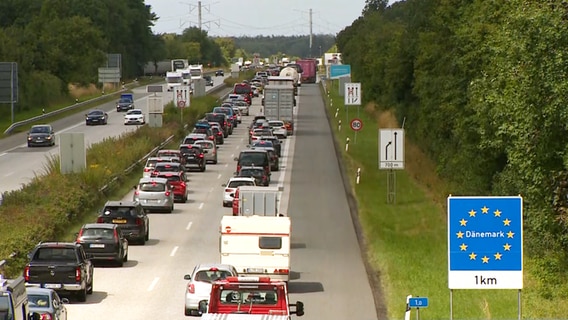 Autos stehen auf der A7 vor der dänischen Grenze im Stau © Daniel Friedrichs Foto: Daniel Friedrichs