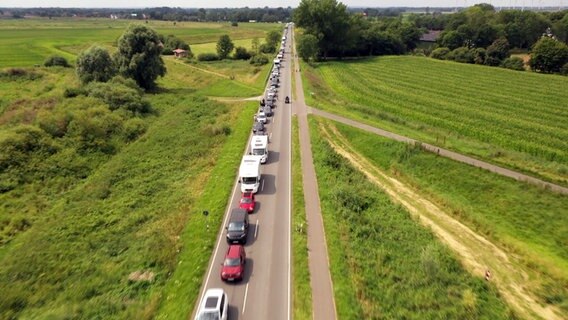 Ein langer Stau bildet sich vor dem Anleger der Elbfähre in Glückstadt. © NDR 