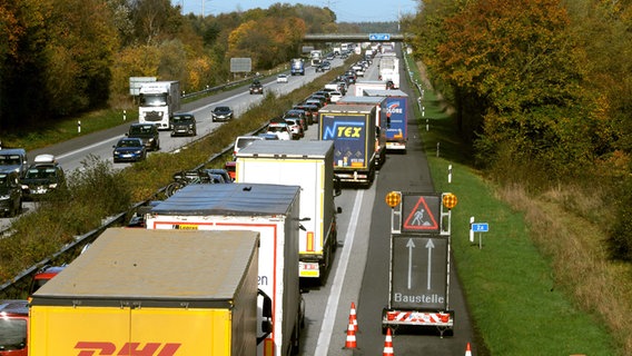 Autos stehen im Stau auf der A7 Stau vor Ellund in Richtung Dänemark © Flensburger Foto und Pressedienst Foto: Karsten Sörensen