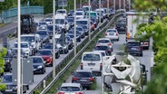 Kiel: Fahrzeuge stauen sich auf der B76 auf dem Weg zum Autobahnzubringer. © dpa-Bildfunk Foto: Axel Heimken