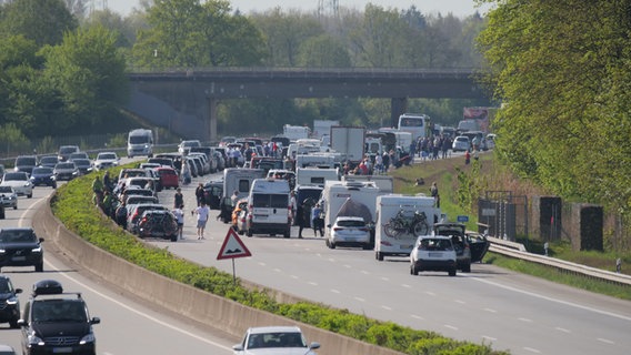 Der Verkehr staut sich auf einer Autobahn © Danfoto Foto: Daniel Friederichs