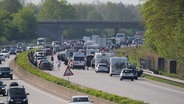 Der Verkehr staut sich auf einer Autobahn © Danfoto Foto: Daniel Friederichs