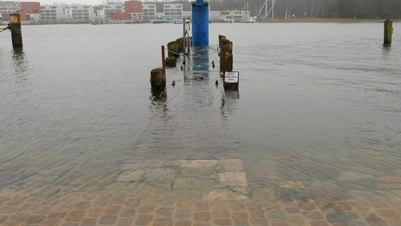 Ein Steg in Travemünde ist aufgrund einer Sturmflut komplett im Wasser versunken © NDR Foto: NDR Screenshots