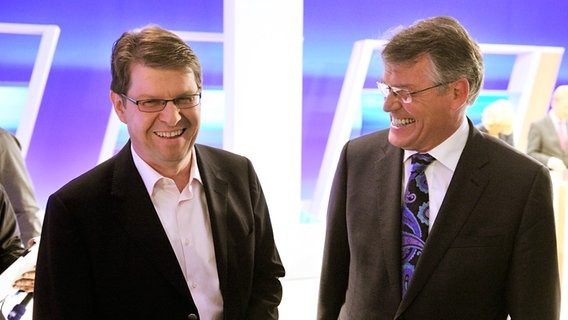 Die Parteichefs Reimer Böge (CDU,r..) und Ralf Stegner (SPD) stehen im Wahlstudio des NDR im Landeshaus von Kiel © dpa Bildfunk Foto: Carsten Rehder