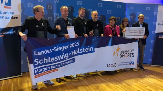 Menschen posieren für die Siegerehrung "Sterne des Sports". © NDR Foto: Rudolf Dautwiz