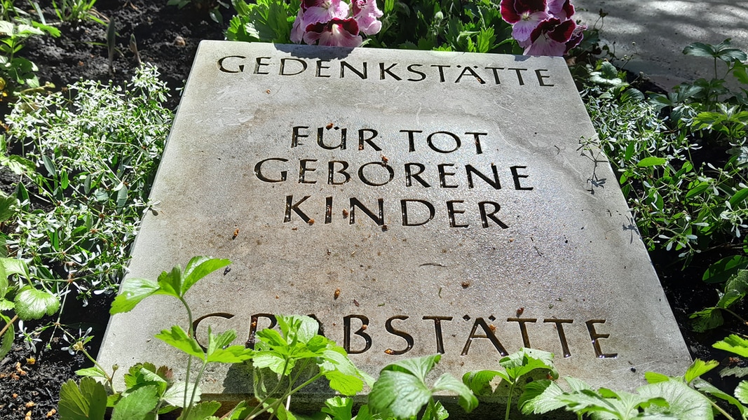 Der Grabstein einer Gedenkstätte für tot geborene Kinder.