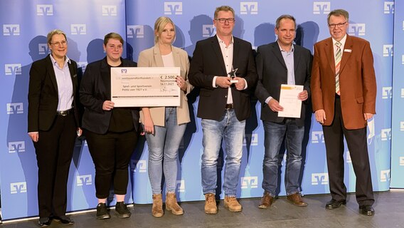Die Gewinner der Auszeichnung "Sterne des Sports" 2021 posieren für ein Foto © NDR Foto: Samir Chawki