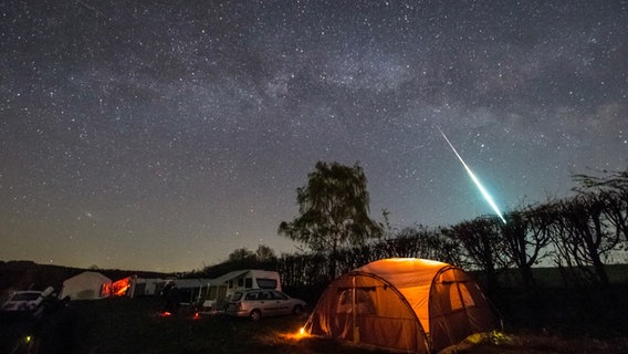 Sternschnuppen über einem Camping Platz © Marco Ludwig Foto: Marco Ludwig