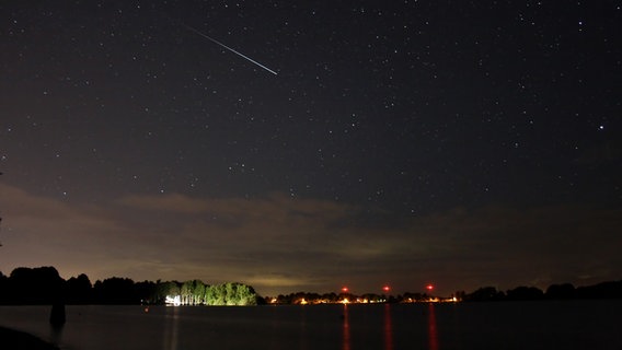 Ein Sternschnuppenschauer am Himmel über dem Einfelder See. © vhs-Sternwarte Neumünster Foto: Marco Ludwig