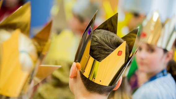 Eine Gruppe von Kindern sind als Sternsinger verkleidet. © dpa-Bildfunk Foto: Rolf Vennenbernd