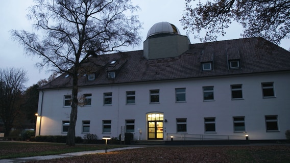 Das Gebäude der Sternwarte Neumünster bei Dämmerung. © NDR 