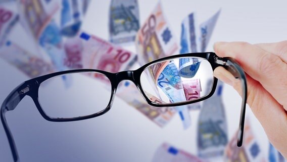Eine Hand hält eine Brille vor fallende Geldscheine (Montage) © fotolia.com Foto: Edler von Rabenstein, jogyx leroy131