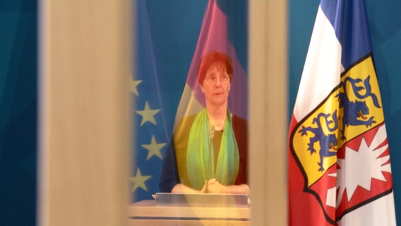 Finanzministerin Monika Heinold bei einer Pressekonferenz © NDR 