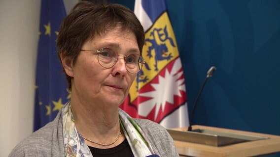 Finanzministerin Monika Heinold während einer Rede. © NDR 