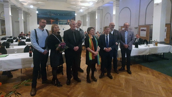 Finanzministerin Monika Heinold steht mit anderen Personen bei der Verleihung des schleswig-holsteinischen Stifterpreises 2021 in einem großen Raum. © NDR Foto: Christine Pilger