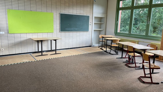Ein leeres Klassenzimmer. © NDR Foto: Philipp Eggers