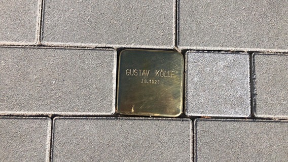 Ein goldener Stolperstein für Gustav Kölle in Flensburg. © NDR Foto: Birte Steuer
