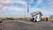 Ein Kassenhäuschen an der Seebrücke in Sankt Peter-Ording © picture alliance / imageBROKER Foto: Olaf Döring