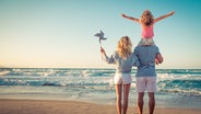 Eine Familie am Strand © fotolia.com Foto: Sunny studio