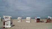Mehrere Strandkörbe stehen an einem Strand. © NDR 