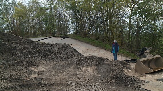 Eine Straße bei Stedesand ist nach einem Bodenbruch kaputt und nicht mehr befahrbar. © NDR 