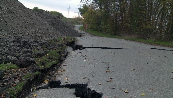 Eine Straße bei Stedesand ist nach einem Bodenbruch kaputt und nicht mehr befahrbar. © NDR 