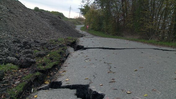 Eine Straße bei Stedesand ist nach einem Bodenbruch kaputt und nicht mehr befahrbar. Eine Straße bei Stedesand ist nach einem Bodenbruch kaputt und nicht mehr befahrbar. © NDR