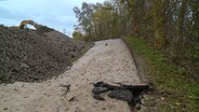 Eine Straße bei Stedesand ist nach einem Bodenbruch kaputt und nicht mehr befahrbar. © NDR 
