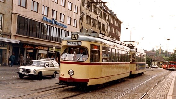 Eine Straßenbahn fährt in Kiel. © Jürgen Branat Foto: Jürgen Branat