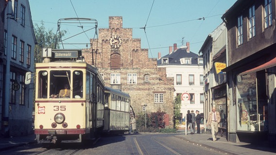 Eine alte Aufnahme zeigt eine Flensburger Straßenbahn. © Kurt Rassmusen 