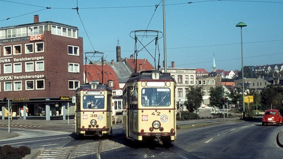Eine alte Aufnahme zeigt zwei Flensburger Straßenbahnen. © Kurt Rassmusen 
