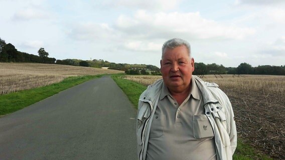 Landwirt steht auf der Straße Nienthal in Lütjenburg zwischen seinen Feldern. © NDR Foto: Christine Pilger