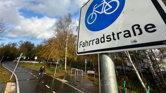 Ein Radfahrer, fährt über eine Fahrradstraße. © NDR Foto: Tobias Gellert